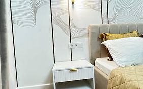 Deluxe Modern Suite Heart Of City